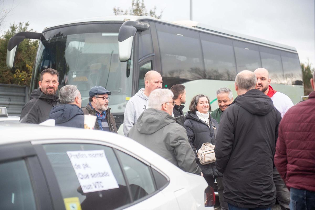 Los taxistas de A Coruña cortan Alfonso Molina y protestan en María Pita contra los VTC