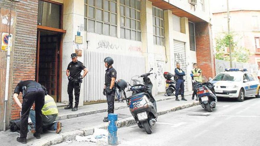 Agentes tomando muestras del suelo, ayer, en el número 7 de la calle Berenguer de Marquina.