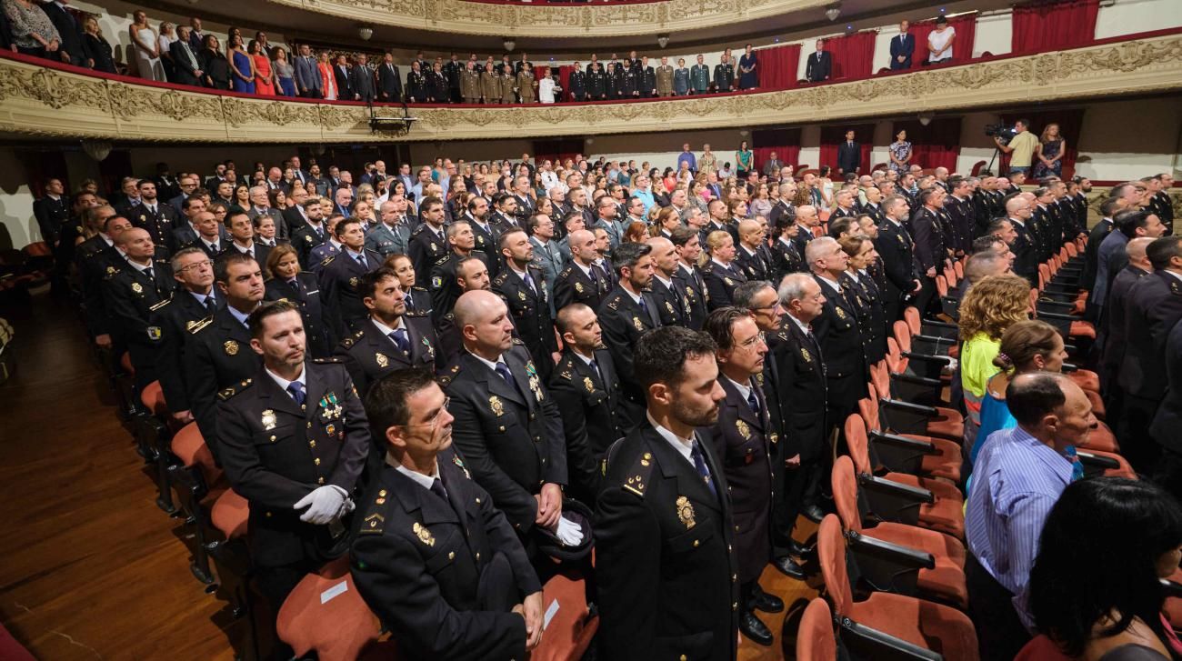 Acto Institucional de la Policía Nacional en el Teatro Guimerá