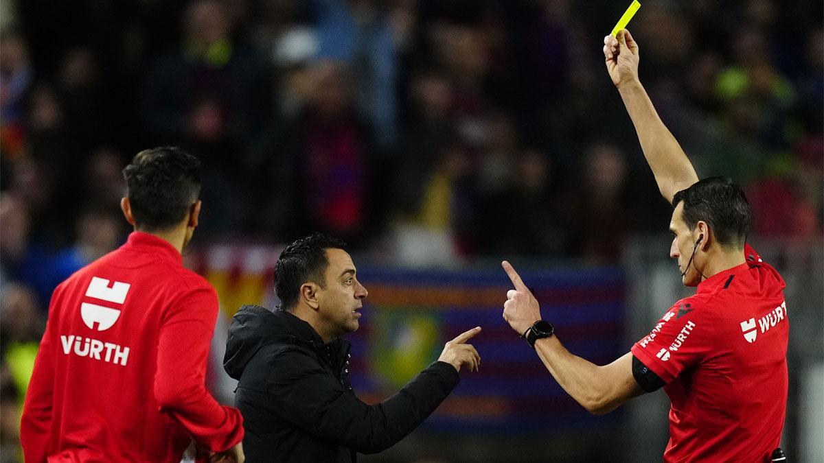 Martínez Munuera le enseña la cartulina amarilla a Xavi en el último clásico copero