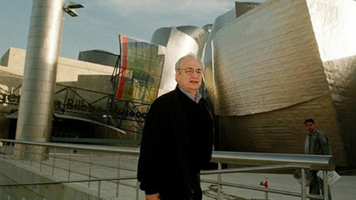 El arquitecto Frank Gehry, ante el Guggenheim de Bilbao.