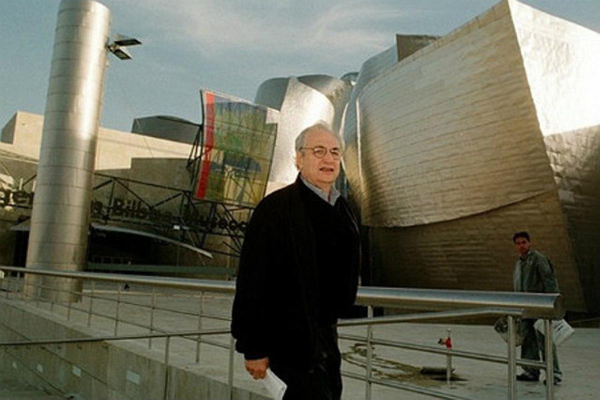 L’arquitecte Frank Gehry, davant del Guggenheim de Bilbao.