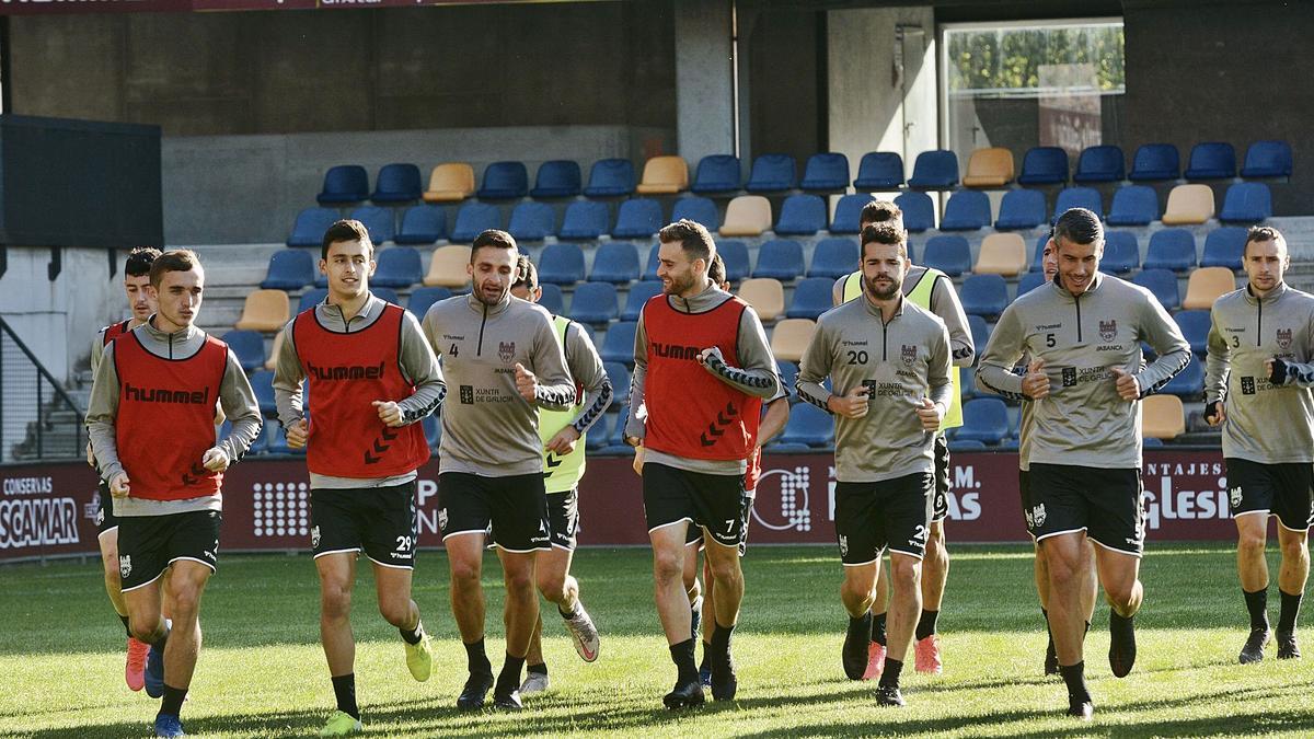 Los granates, con Churre y Álex en el centro, durante un entrenamiento en Pasarón. |  // GUSTAVO SANTOS