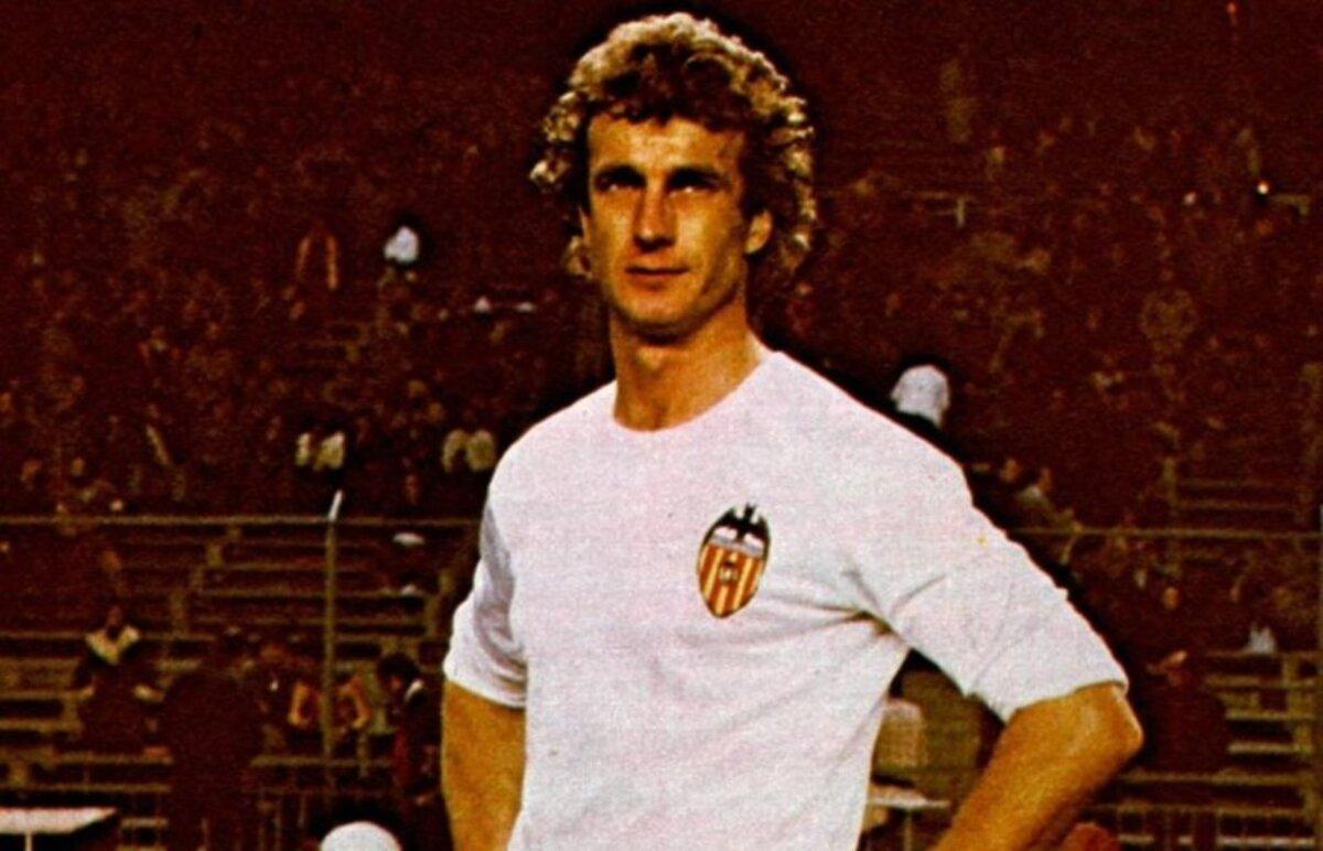 Rainer Bonhof, en un partido con el Valencia CF