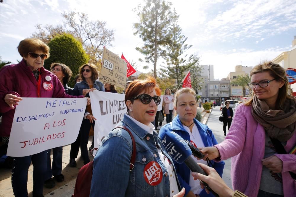 Las limpiadoras en huelga por los impagos de la empresa adjudicataria de la Generalitat protagonizaron ayer una protesta ante el Ayuntamiento de Torrevijea