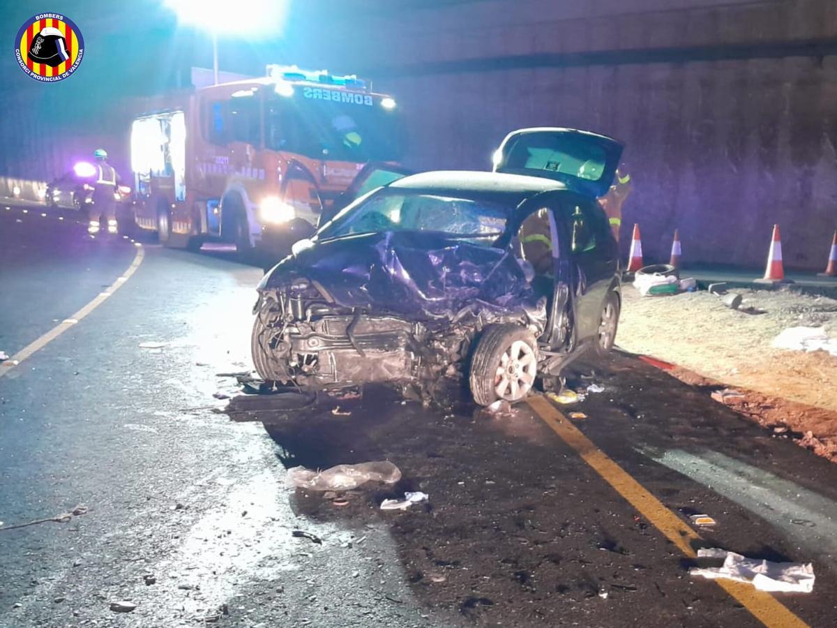 Estado en que quedó uno de los coches del accidente de Manises esta pasada madrugada en la N-220.