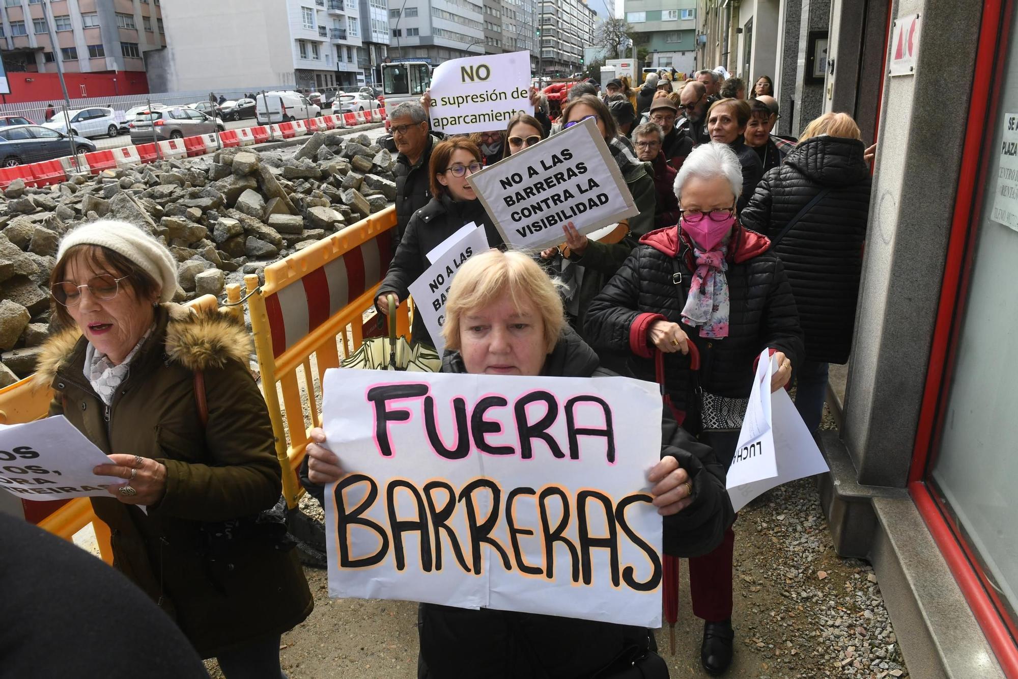 Vecinos de las Casas de Franco vuelven a cortar el tráfico en la ronda de Outeiro