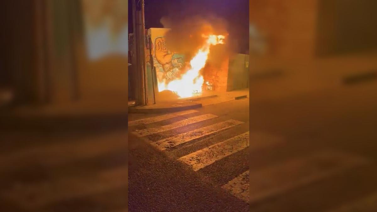 Incendio de contenedores en la plaza de Cas Vicari en Alcúdia