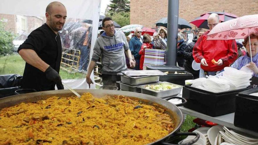 Gran paella para todo el barrio en la despedida de las fiestas de Pantoja