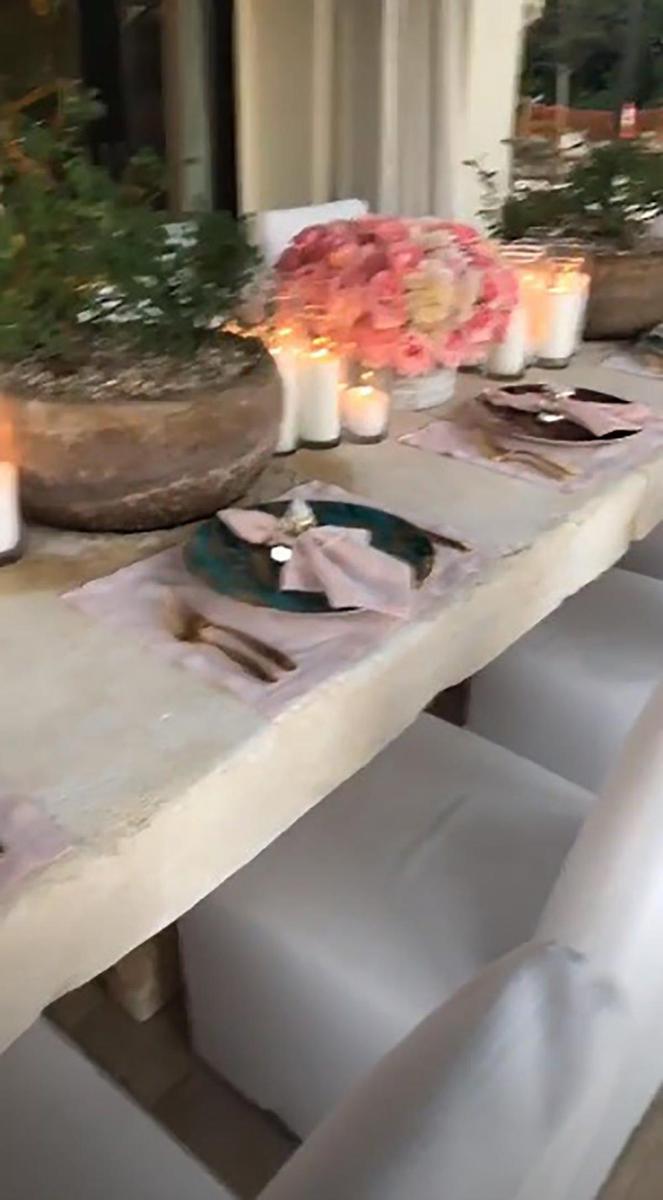 Las velas han llenado la mesa, dando un efecto de ¿cementerio?