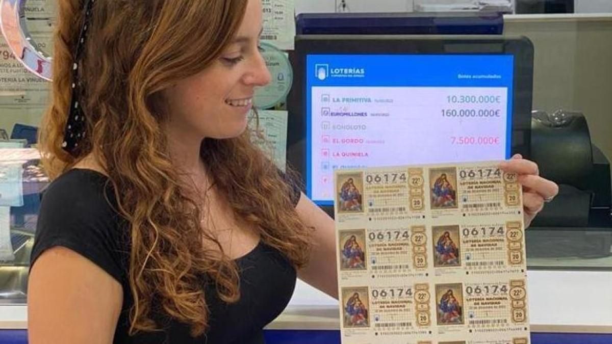 Ana Osorio muestra los décimos con el número de la llamada constante Kaprekar, un número de Lotería de Navidad que solo se vende en su administración de La Viñuela. CÓRDOBA