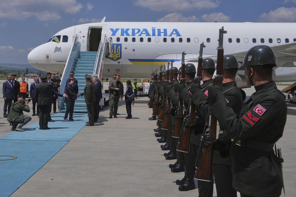 Zelenski se reúne con Erdogan en Ankara para debatir salidas negociadas a la guerra con Rusia