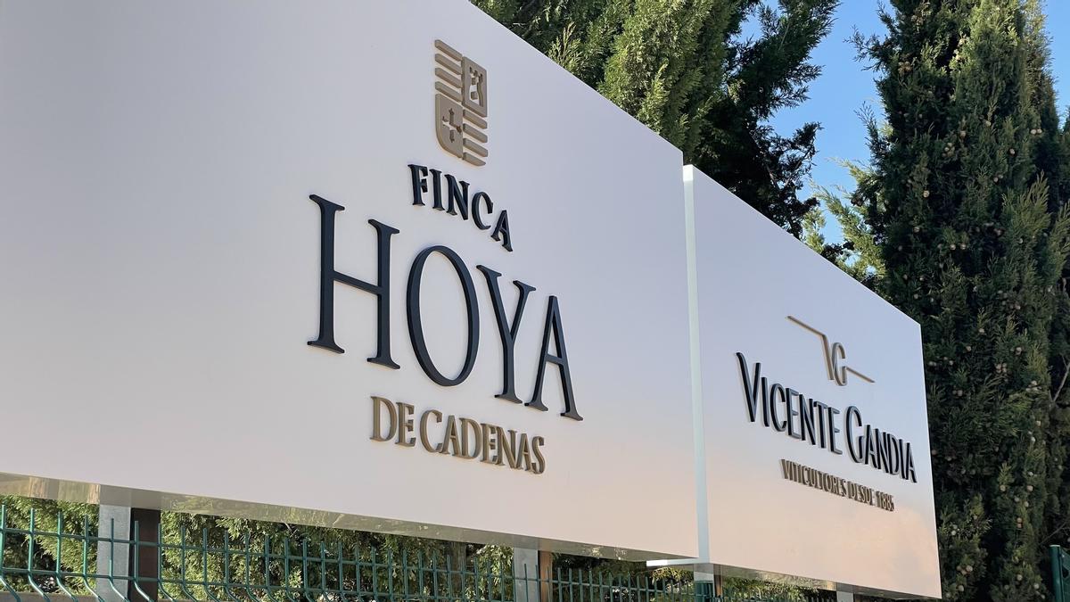 Cartel a la entrada de la Finca Hoya de Cadenas.