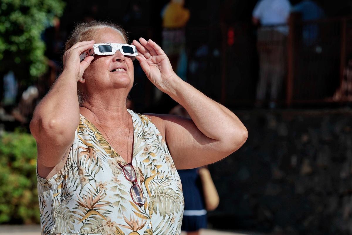 Vecinos y visitantes disfrutan de una jornada marcada por la astronomía en uno de los principales puntos de observación habilitados en Tenerife.