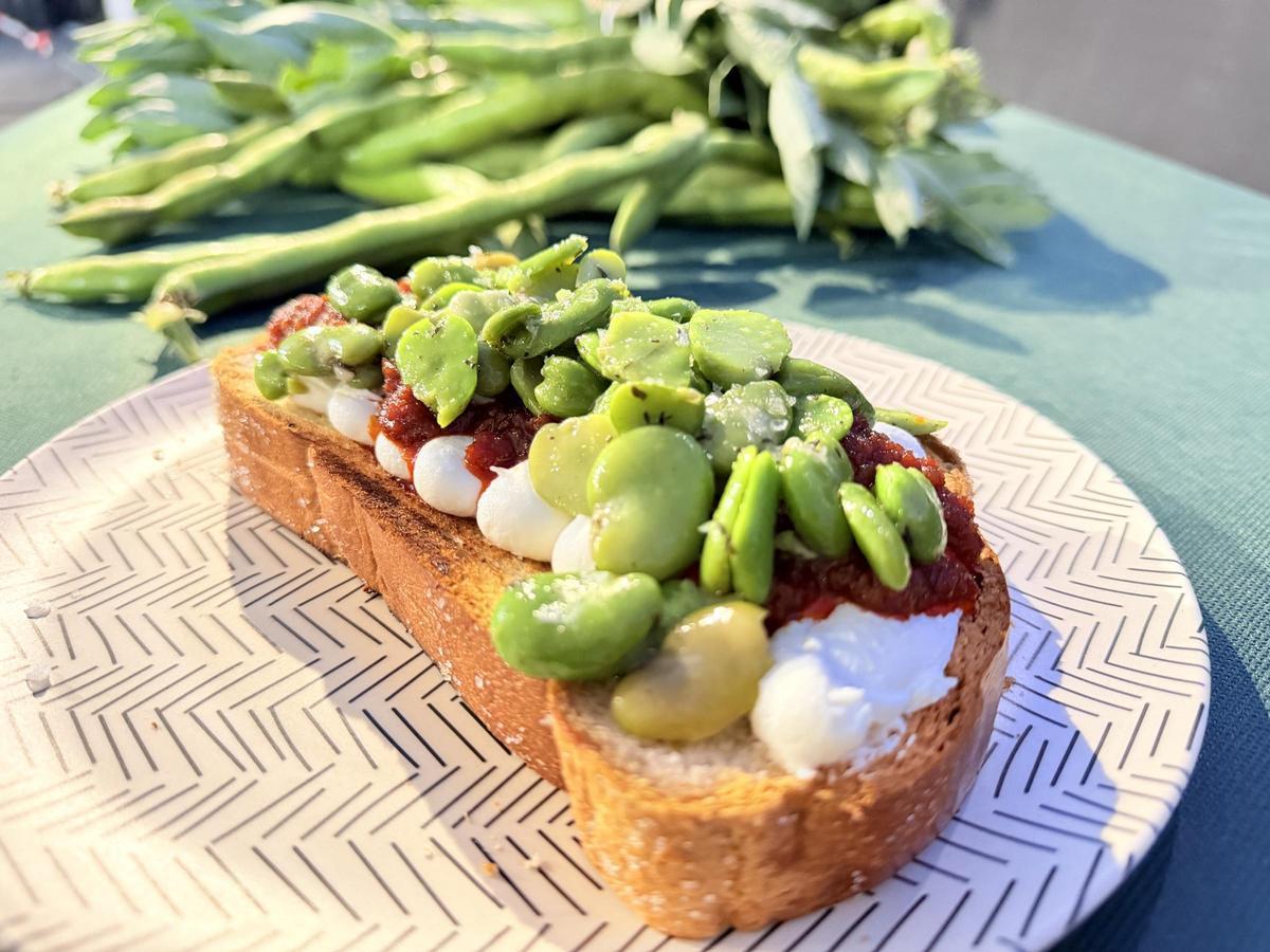 Exquisito montadito de habas