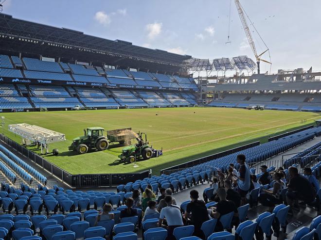 El Celta inicia la retirada del césped dañado en Balaídos