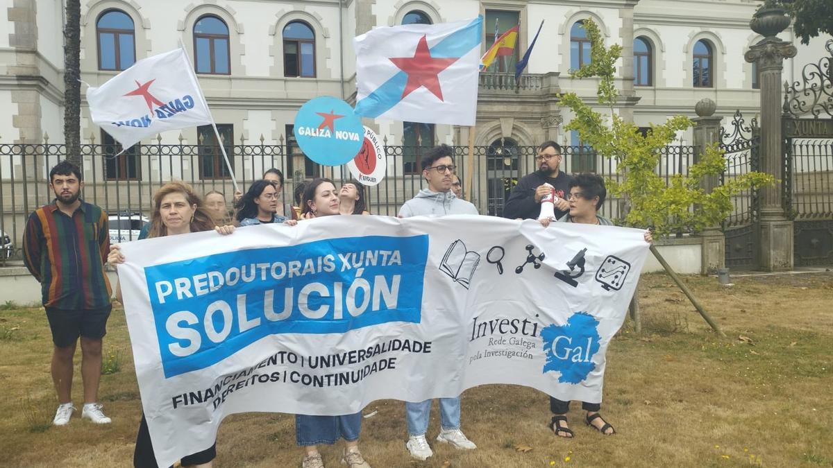 Miembros de la rede galega pola investigacion, Investigal, protestan contra los criterios de acceso modificados por la Xunta en esta convocatoria