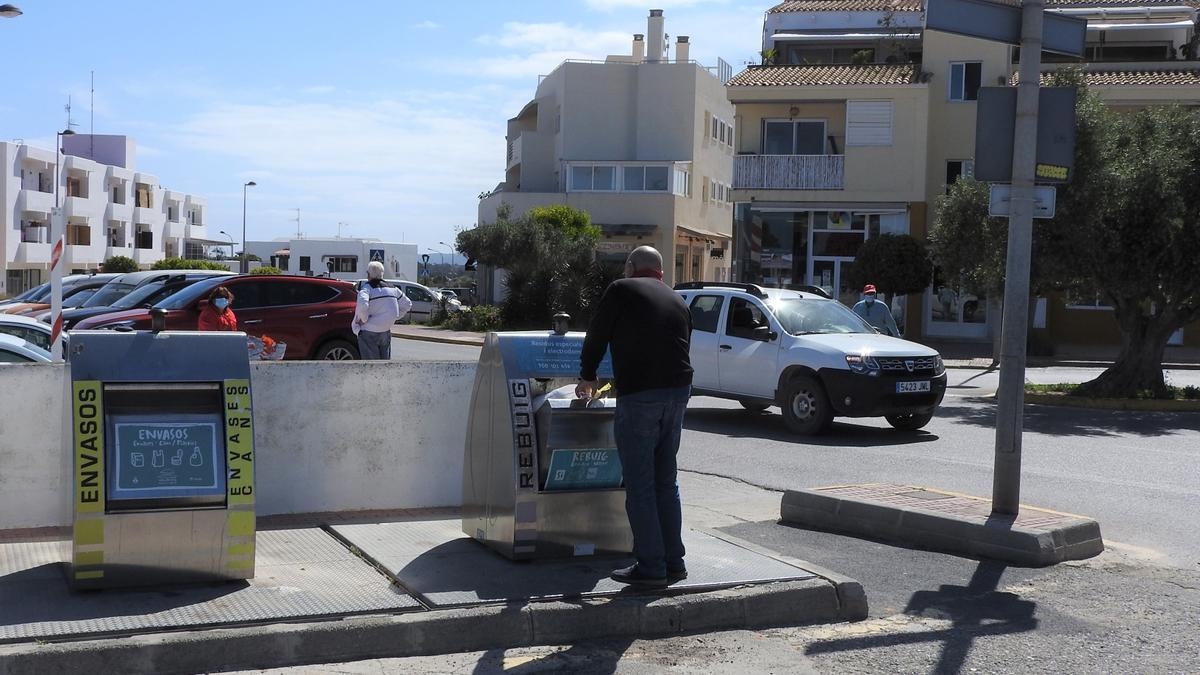 Contenedores de basura en Sant Francesc.