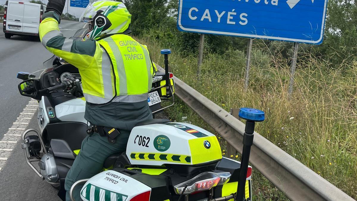 Un agente de Tráfico de la Guardia Civil en Llanera.