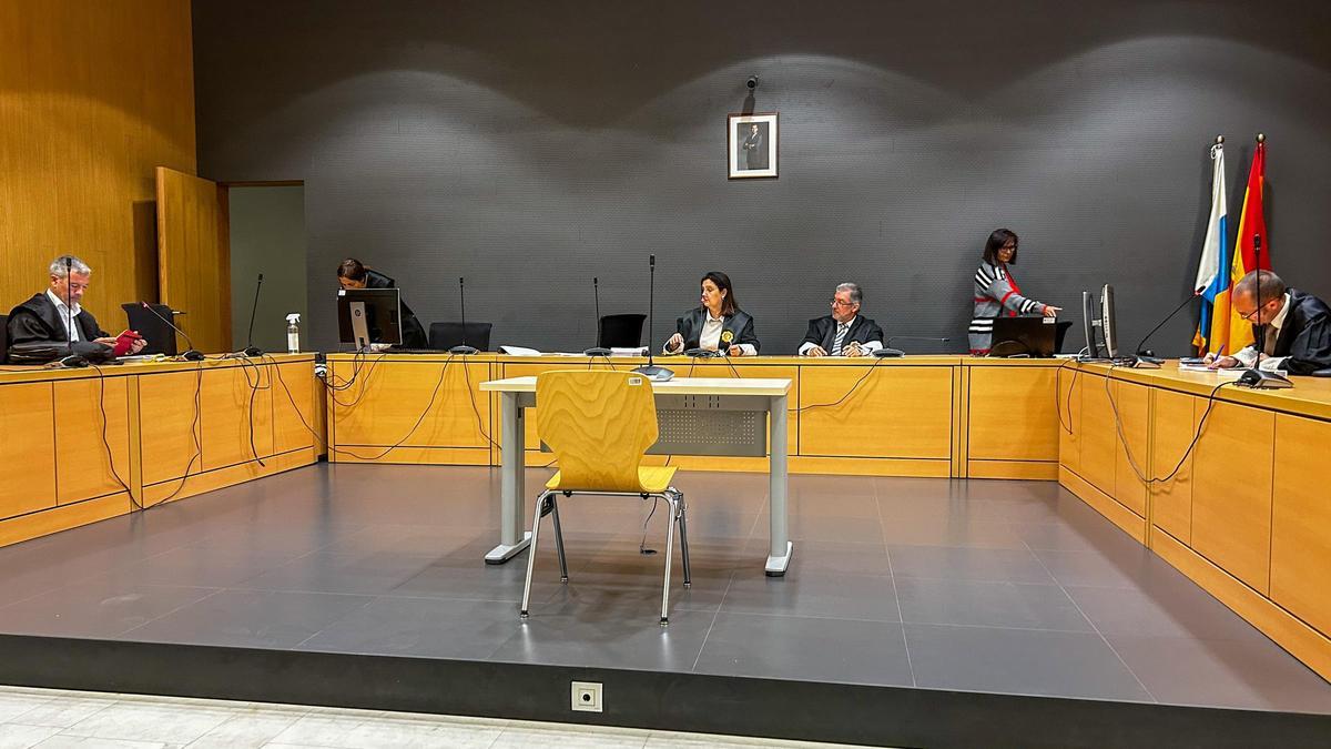 Las partes en el juicio aplazado este miércoles en la Audiencia de Las Palmas.