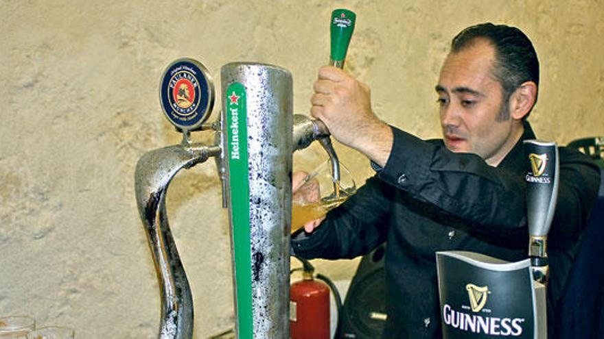 El experto cervecero Rafael San Emeterio impartió la charla sobre cómo tirar la caña perfecta.