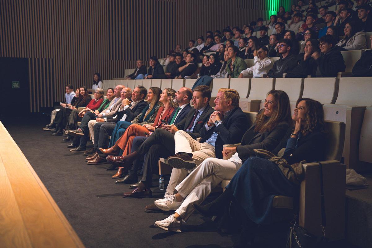 Autoridades en el salón de actos del Edificio Ibercaja.