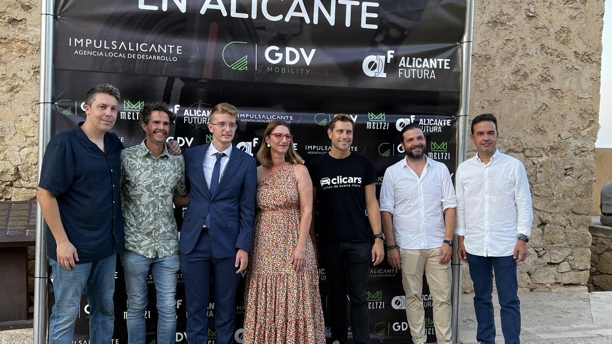 El CEO de GDV Mobility, Germán Agulló (tercero por la izquierda) y el cofundador de Clicars Pablo Fernández (quinto), junto a otros participantes en una acto organizado por Alicante Futura hace unos meses.