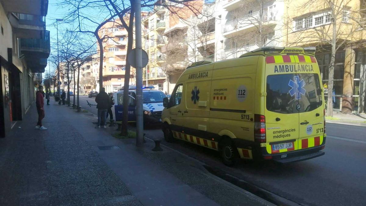 Una ambulància i la policia al lloc dels fets.