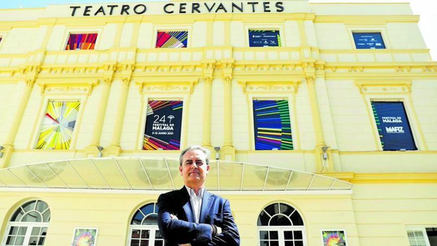 Vigar, frente al corazón del Festival, el Teatro Cervantes (que también dirige).