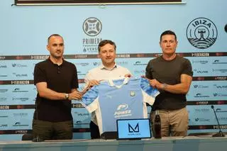 Mira las imágenes de la presentación de Raúl Llona como entrenador de la UD Ibiza