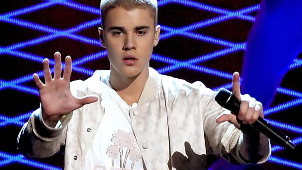 Justin Bieber recibe una paliza en plena calle