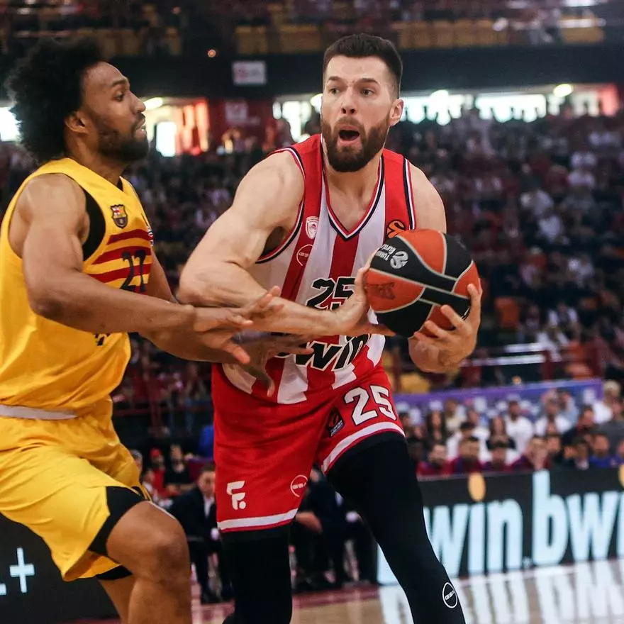 Alec Peters (Olympiacos) 30 años