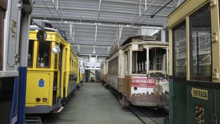 Tranvías aparcados en la nave de Cocheras. / víctor echave