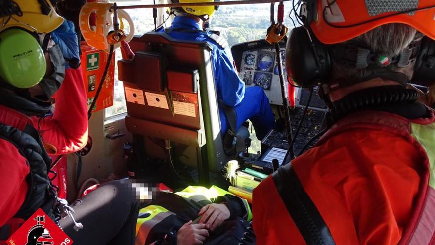 Un helicóptero de extinción cae al pantano de La Vila cuando hacía unas prácticas