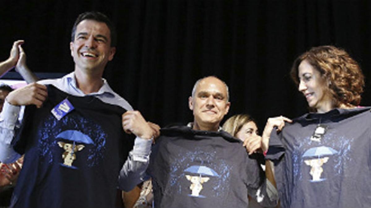 El nuevo líder de UPD, Andrés Herzog (i), junto a los también candidatos José Antonio Rueda e Irene Lozano.