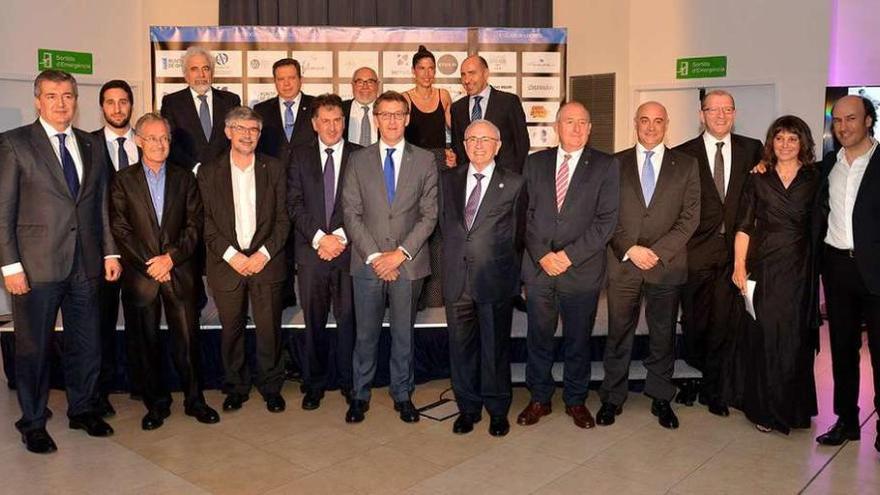Los premiados, en la foto de familia del acto celebrado ayer en Barcelona. // Faro