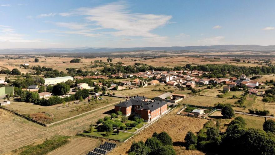 Arriba, vista aérea de Rabanales. Y sobre estas líneas, una de las reuniones informativas con vecinos sobre la concentración parcelaria Ch. S.