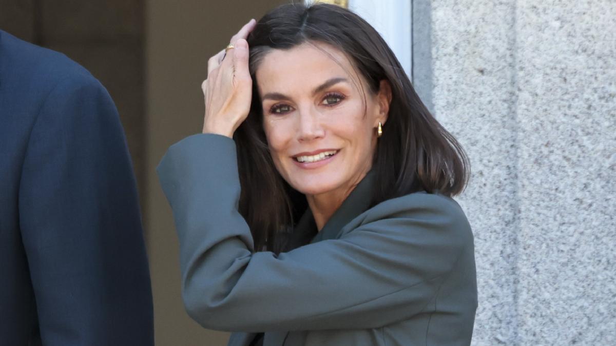 Melena 'midi' y mucho volumen: así es el nuevo (y rejuvenecedor) corte de pelo de la reina Letizia