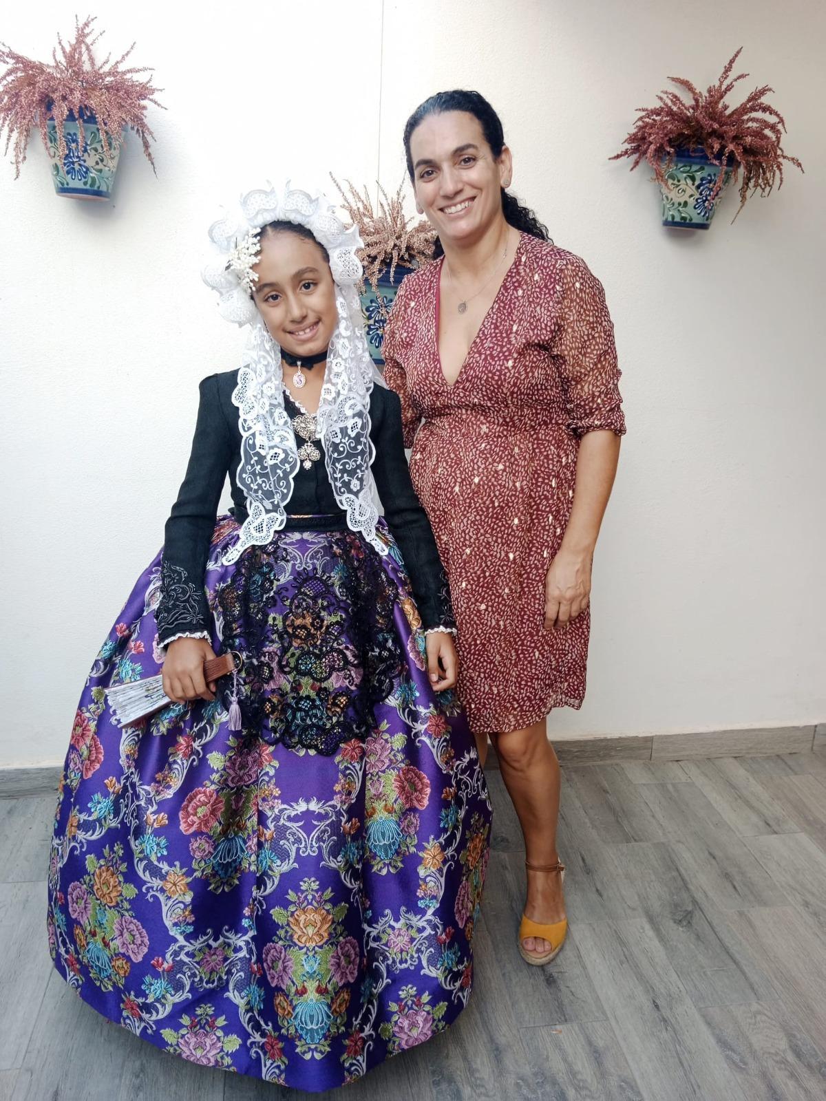 Souad Kchitil El Haraj con su hija Sara El Marghini, presidenta infantil de la hoguera Rabassa