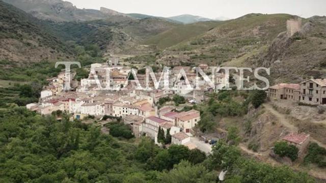 Fotograma inicial del vídeo, con vistas a Ainzón y sus viñedos.