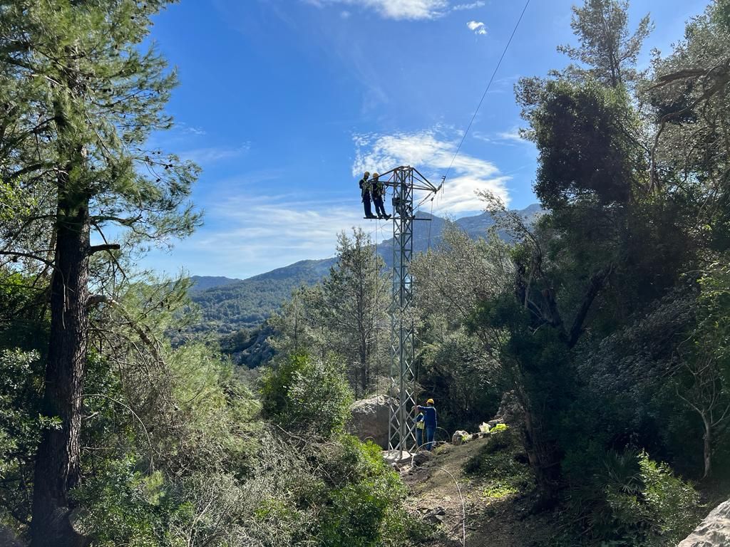 Endesa coloca con ayuda de un helicóptero una torre de línea de media tensión de la Serra de Tramuntana