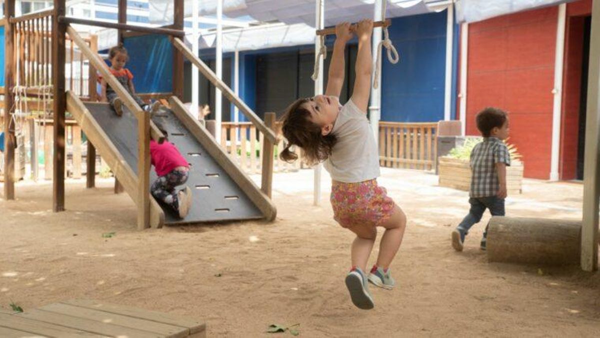 Niña colgada en una barra en una EBM