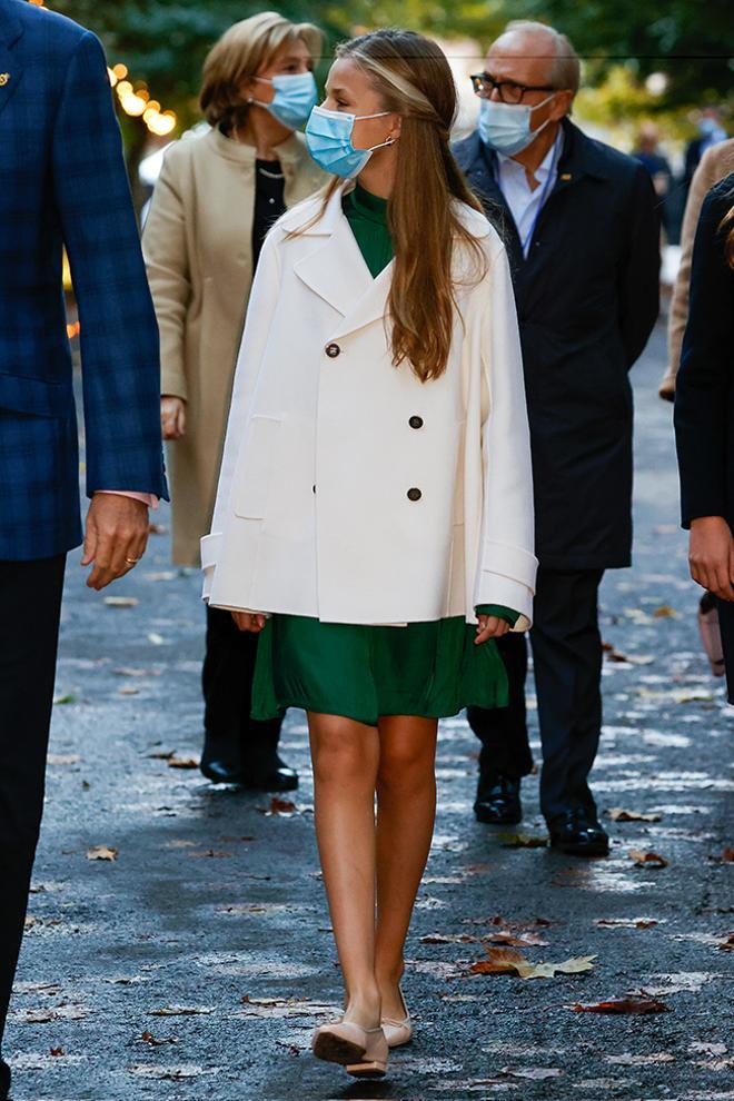 La princesa de Asturias con una combinación blanco y verde