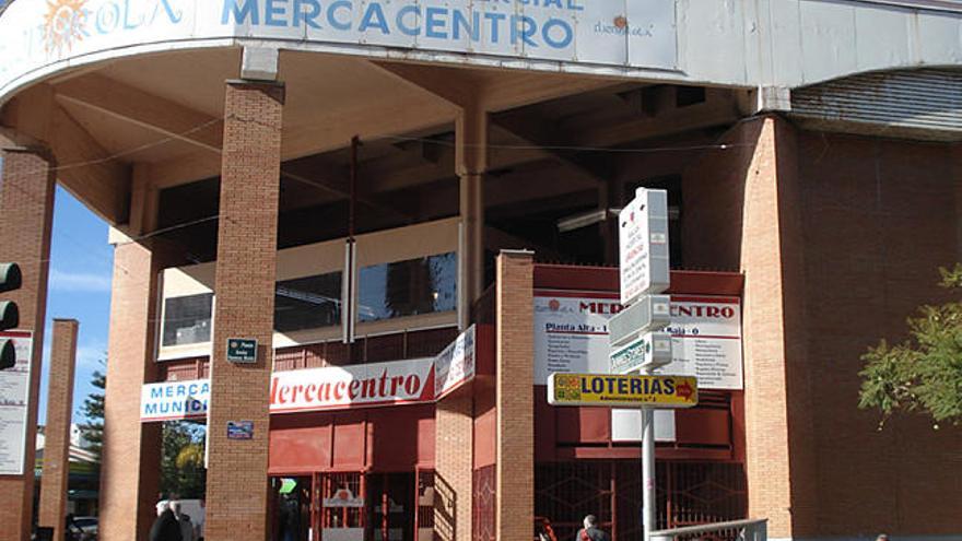 Quejas. Fachada de Mercacentro, en Fuengirola.