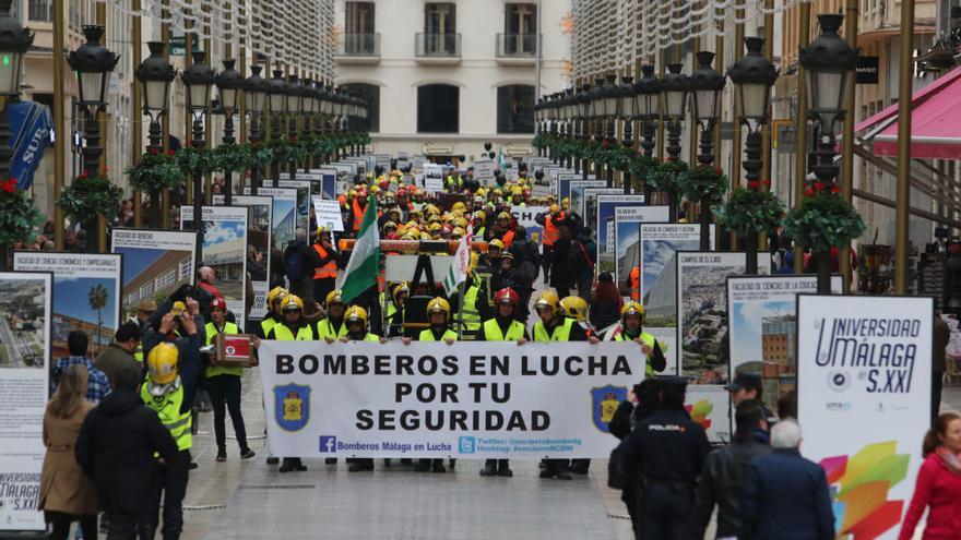 Manifestación de bomberos para pedir mejores condiciones.