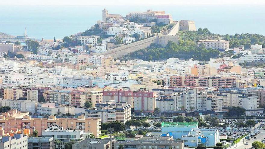 Vista de parte de la ciudad de Eivissa, con Dalt Vila y el faro de es Botafoc al fondo. | J. A. RIERA