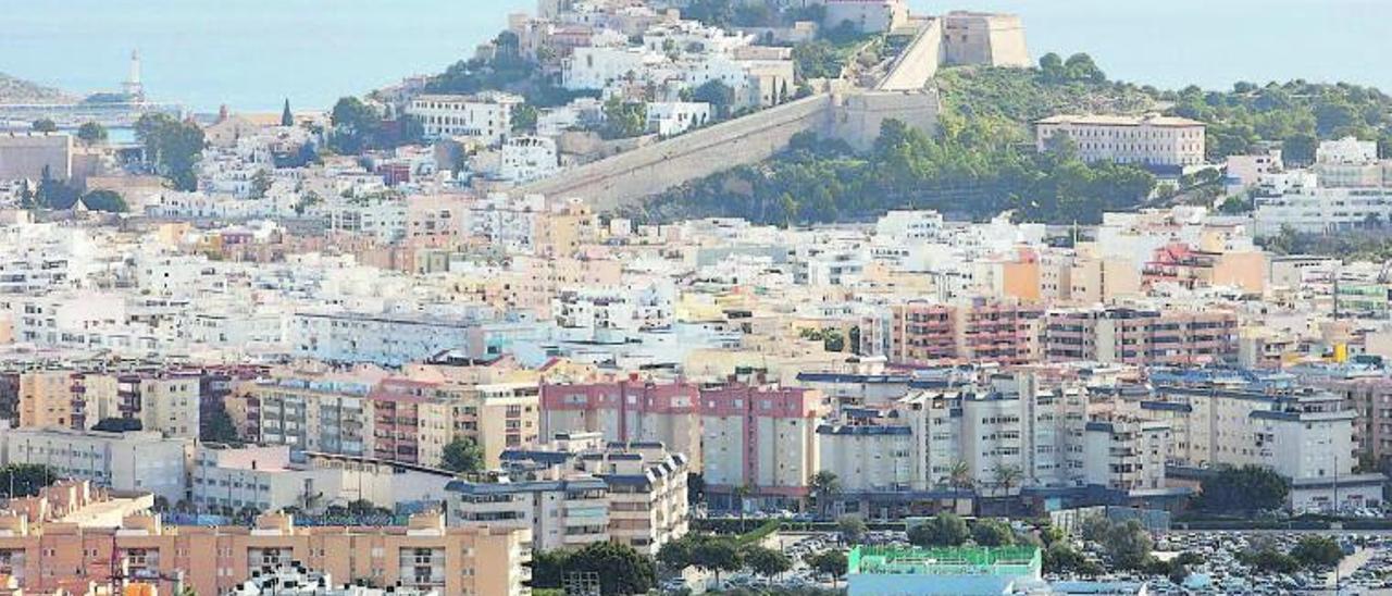 Vista de parte de la ciudad de Eivissa, con Dalt Vila y el faro de es Botafoc al fondo. | J. A. RIERA