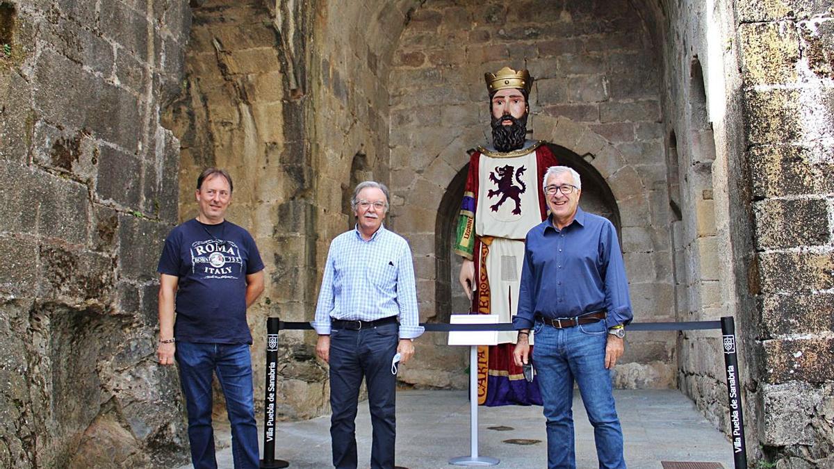 Presentación oficial del gigante Alfonso IX. En la imagen, Manuel Santiago, Antonio Alonso y José Fernández. | A. S.