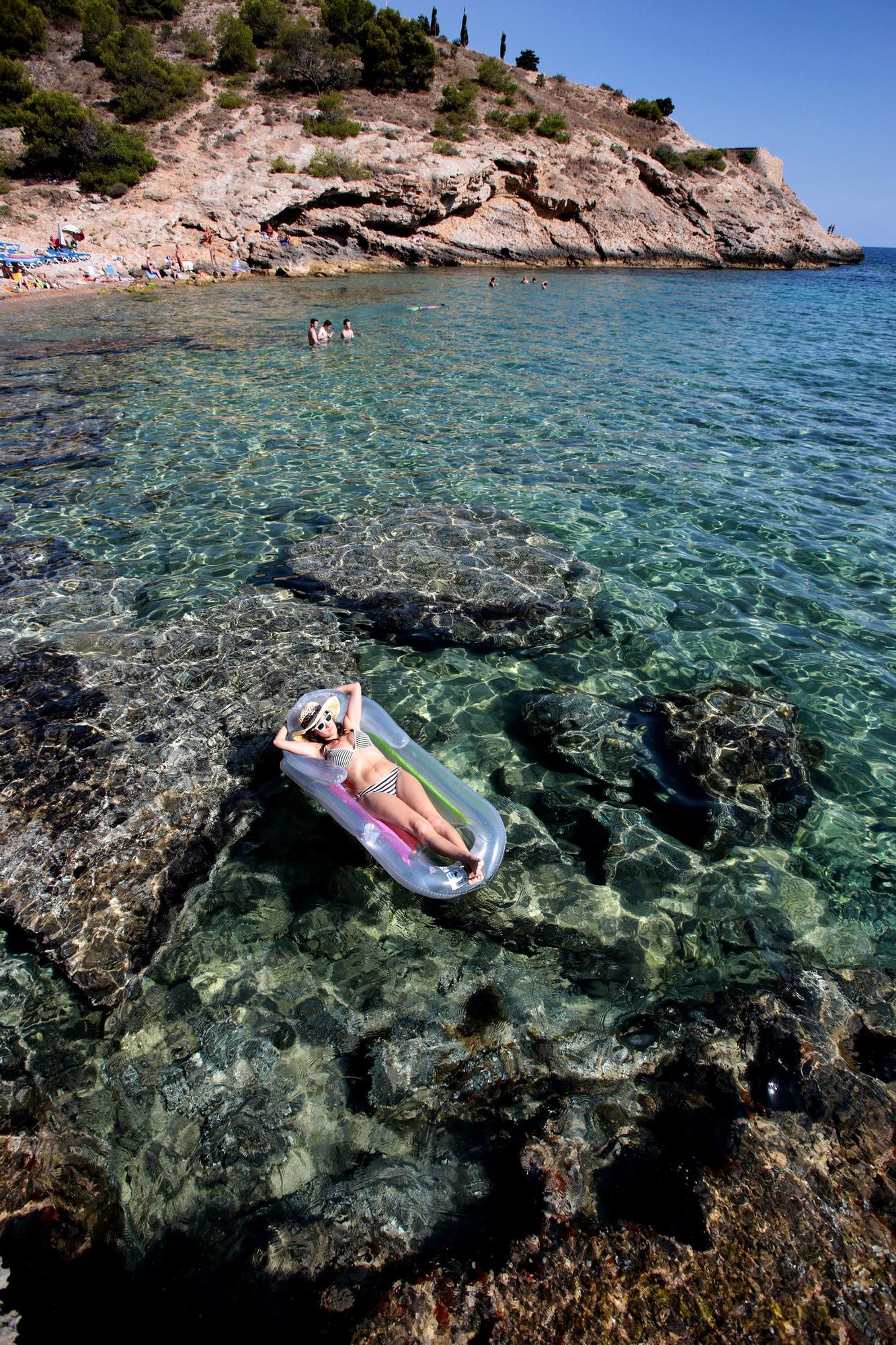 La Cala Almadrava está situada al este de la conocida playa de Levante de Benidorm y bajo la Serra Gelada.