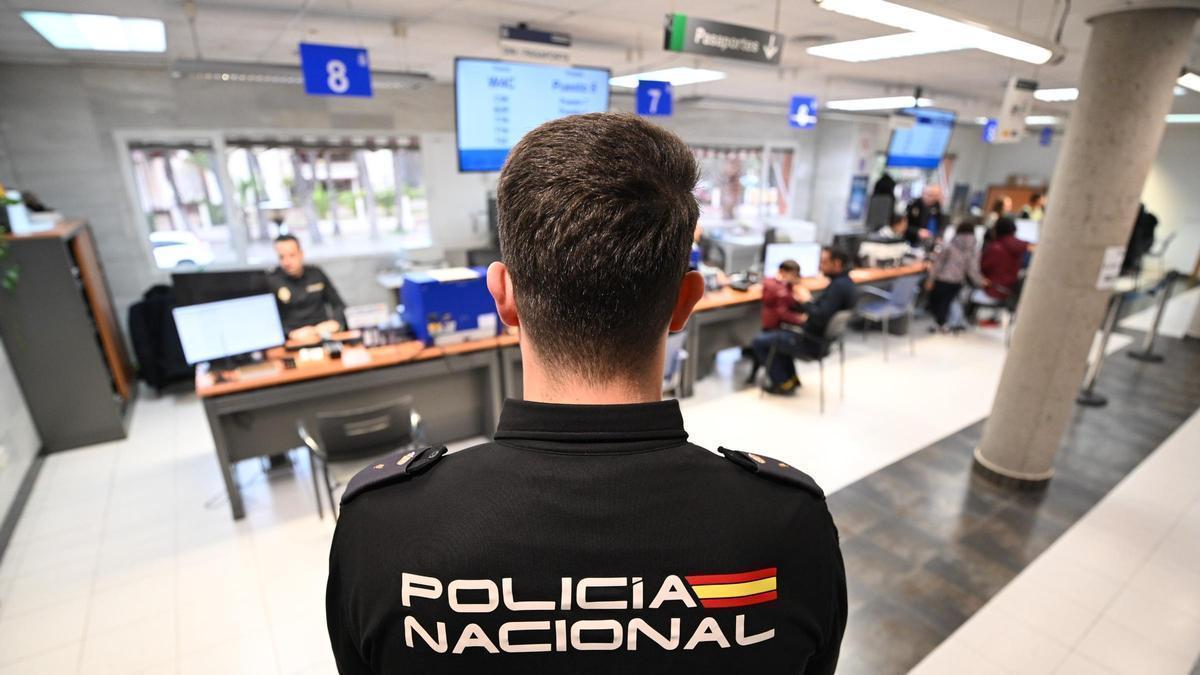 Un agente de la Policía Nacional en la Comisaría de Elche.